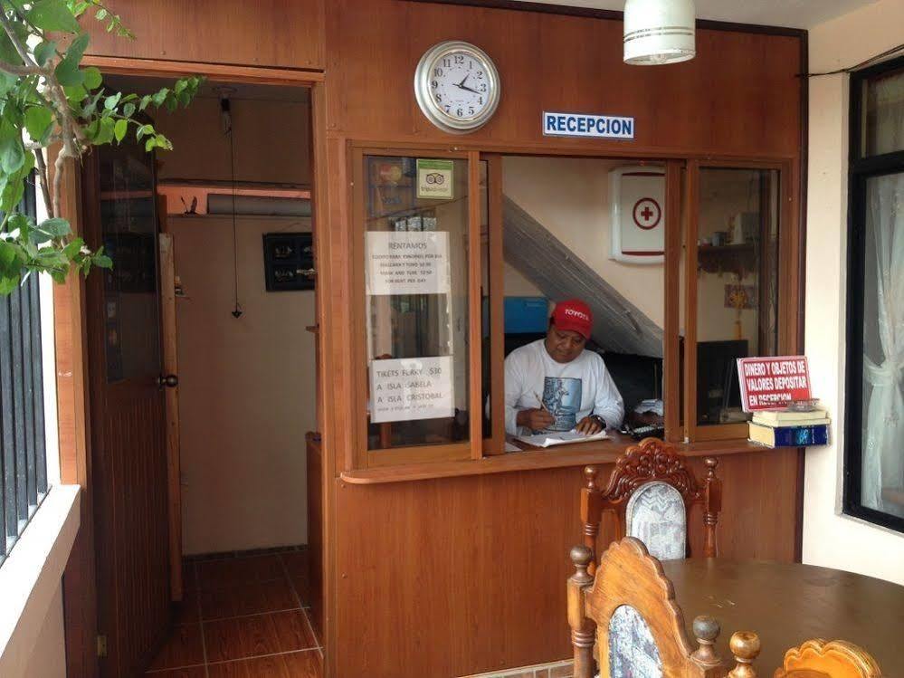 Hospedaje Germania Puerto Ayora  Extérieur photo