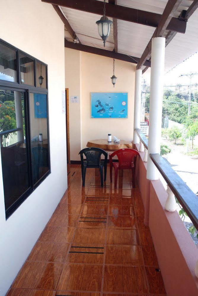 Hospedaje Germania Puerto Ayora  Extérieur photo